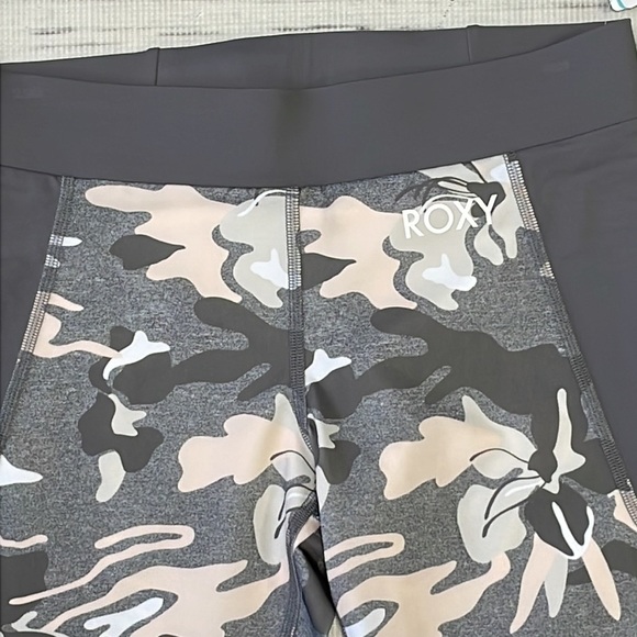 Roxy NWT Crop Leggings Take Me To The Beach Capri Grey Pink Size Large L - Picture 5 of 12